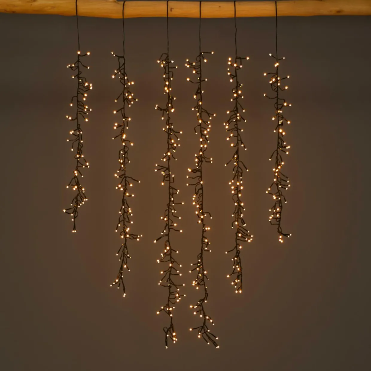 Cascade lumineuse 1 m 600 Micro LED câble noir 6 descentes Blanc chaud