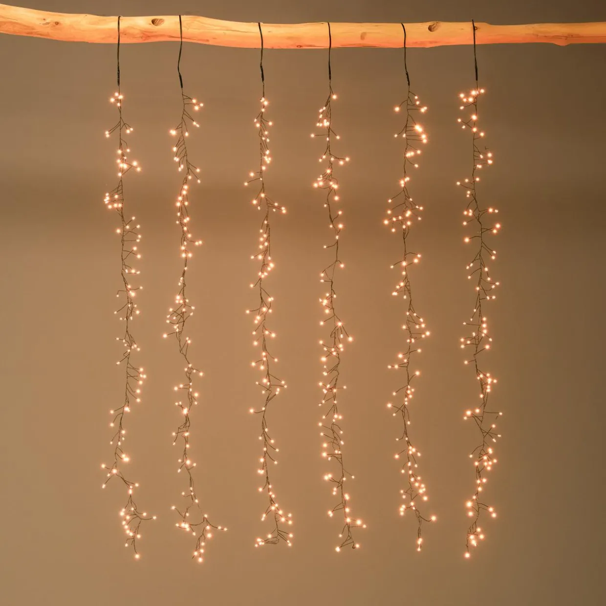 Cascade lumineuse 1 m 600 Micro LED câble noir 6 Descentes Blanc chaud doré