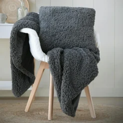 Coussin carré fausse fourrure (50 x 50 cm) Dudley Gris souris