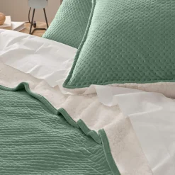 Couvre-lit matelassé et deux taies d'oreiller velours (220 x 240 cm) Mylène Vert cédre