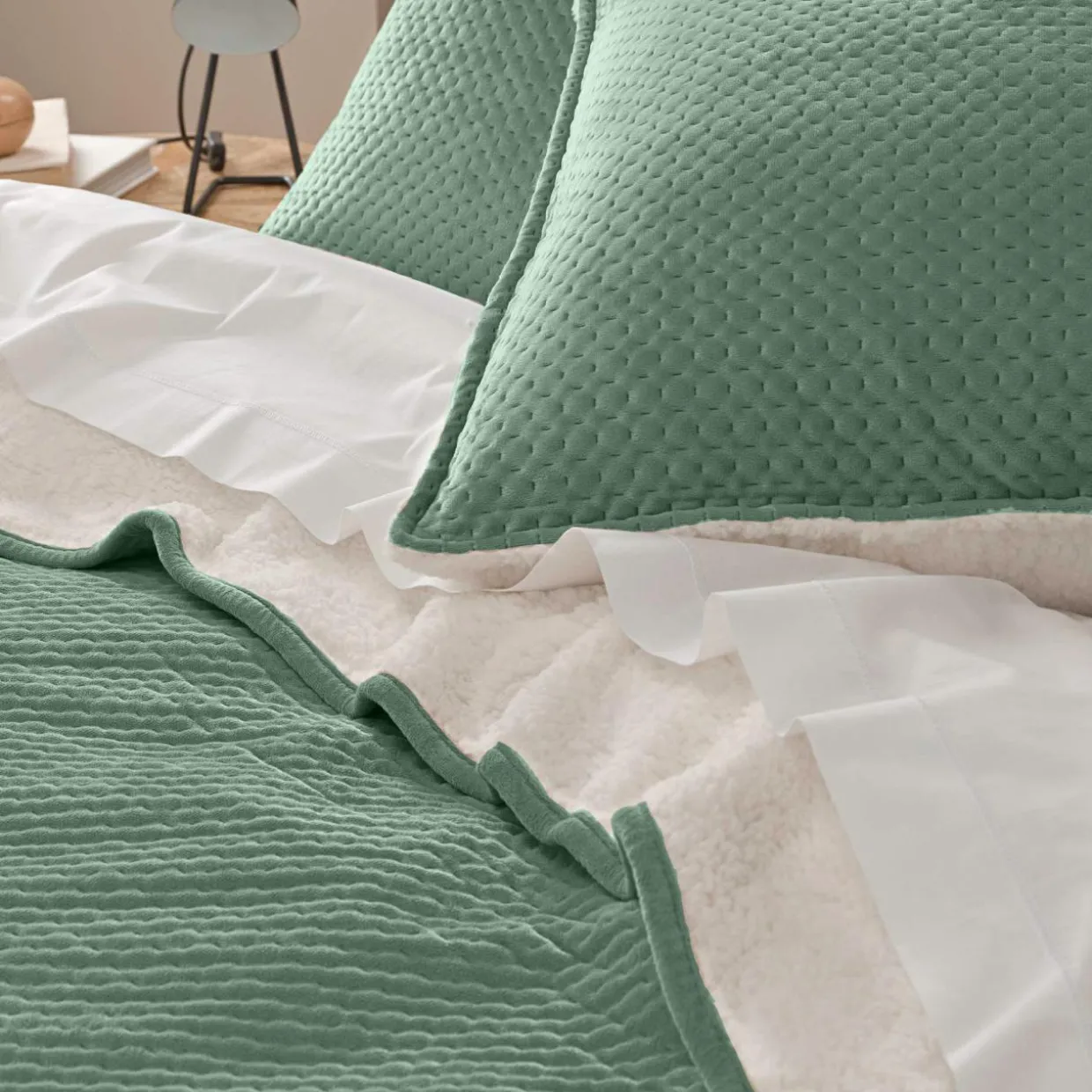 Couvre-lit matelassé et deux taies d'oreiller velours (220 x 240 cm) Mylène Vert cédre