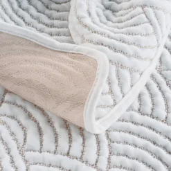 Couvre-lit matelassé et deux taies d'oreiller (220 x 240 cm) Cassandra Ecru