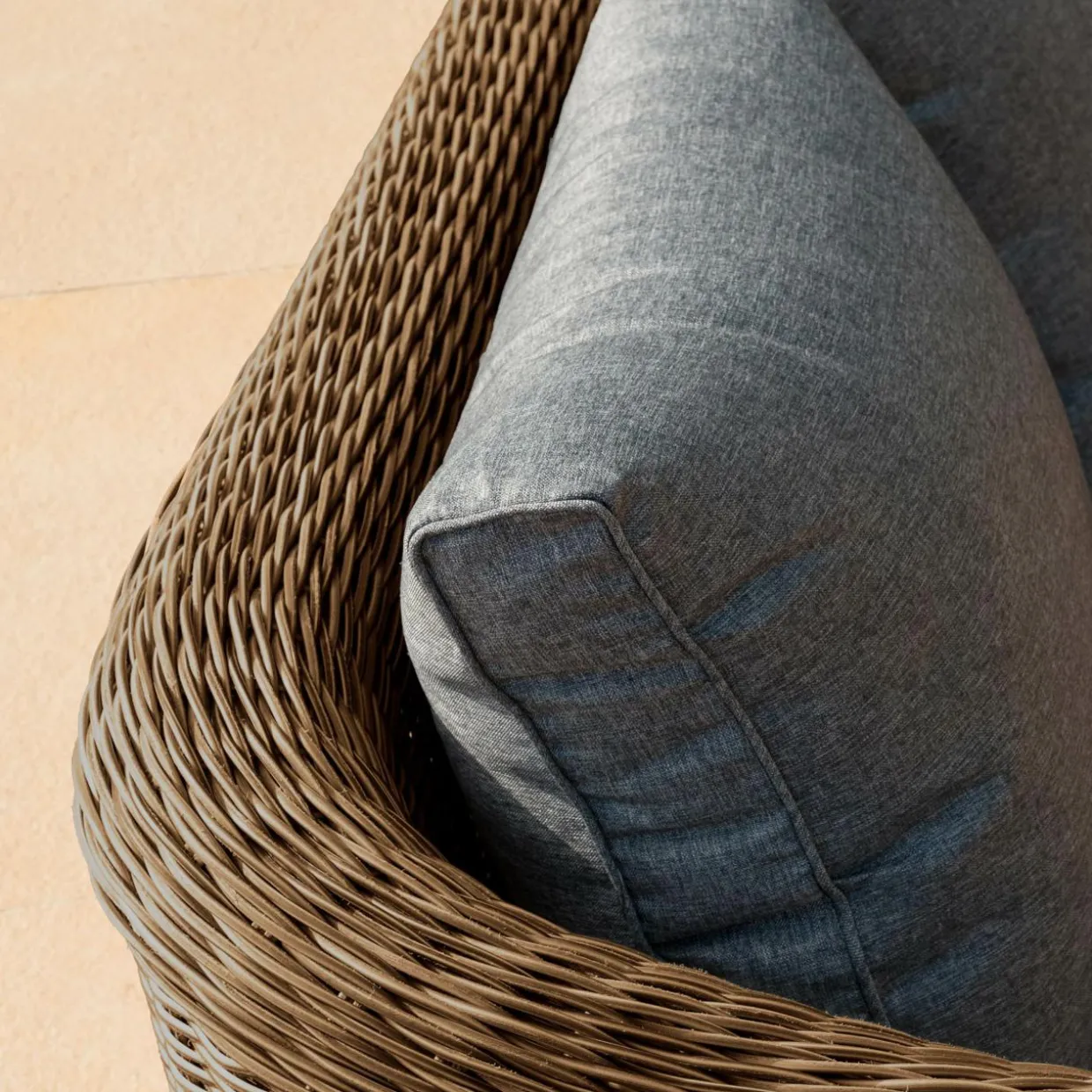 Fauteuil de jardin en résine tressée Calvi Sépia et gris foncé