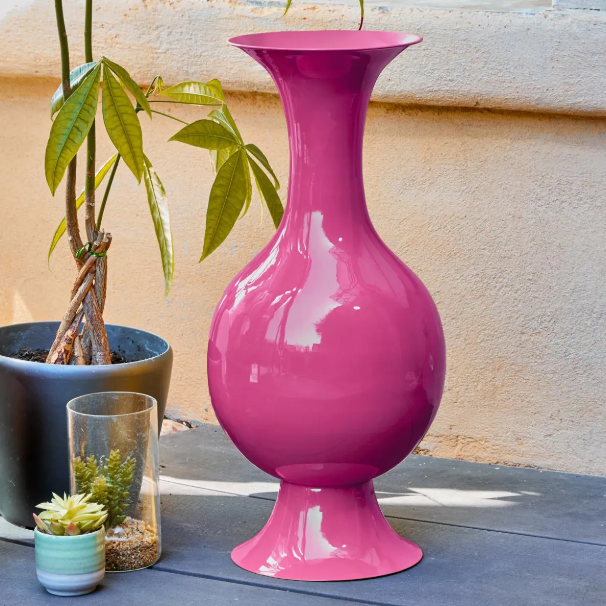 Grand Vase en métal émaillé fait main (H56 cm) Soléa Rose fuschia brillant