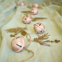 Guirlande déco en métal (120 cm) Clochettes et houx Rose