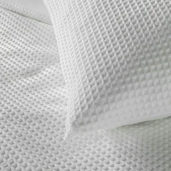 Housse de couette et deux taies d'oreiller effet nid d'abeille (240 x 220 cm) Abelia Blanc