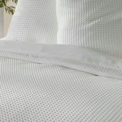 Housse de couette et deux taies d'oreiller effet nid d'abeille (240 x 220 cm) Abelia Blanc