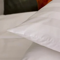 Housse de couette et deux taies satin de coton (240 x 220 cm) Isadora Blanche