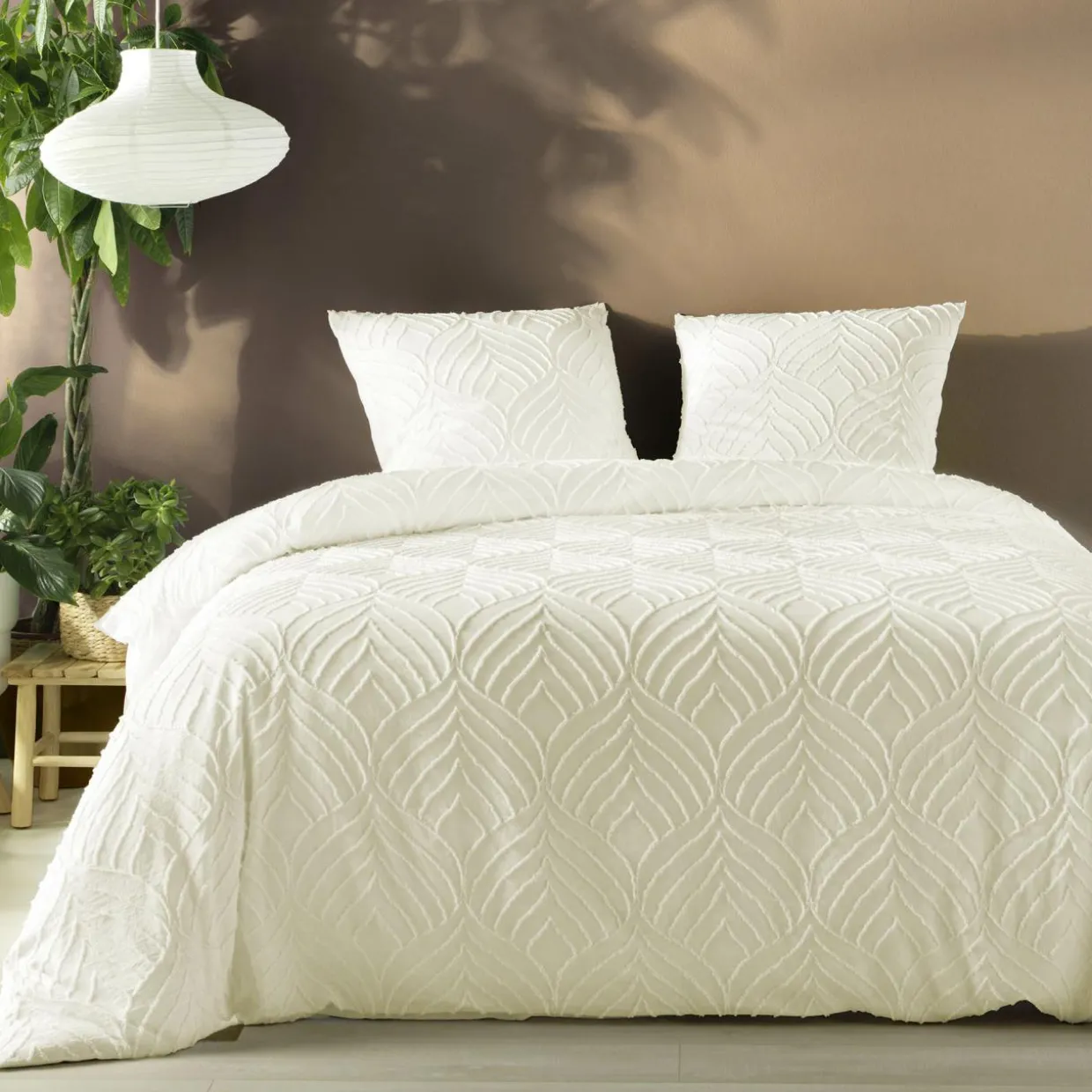 Housse de couette et deux taies microfibre tuftée (240 x 220 cm) Heltie Ivoire