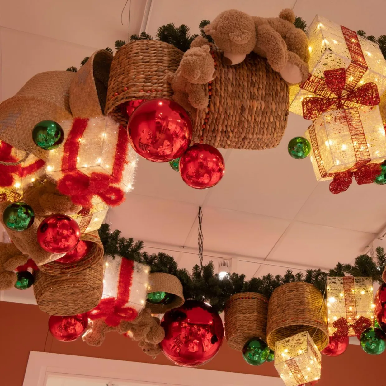 Lot de 3 cadeaux lumineux à piles 65 LED (H30 cm) Ruban Rouge et Blanc chaud