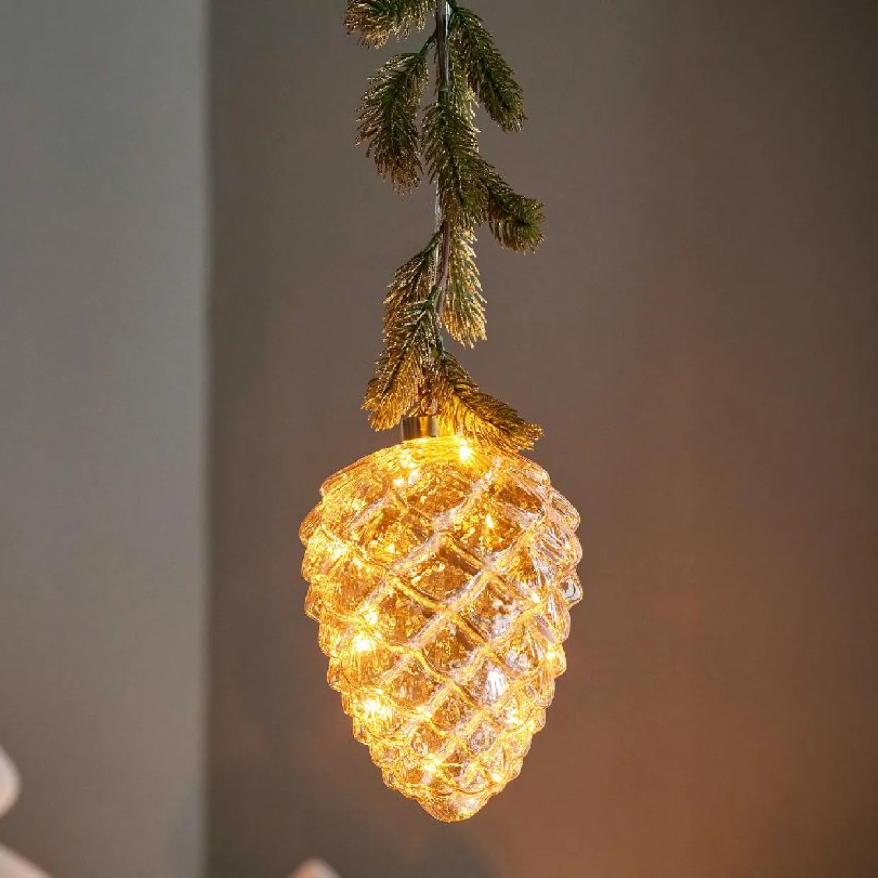 Suspension lumineuse à piles 15 LED (H21 cm) Sapinette et Pomme de pin Blanc chaud