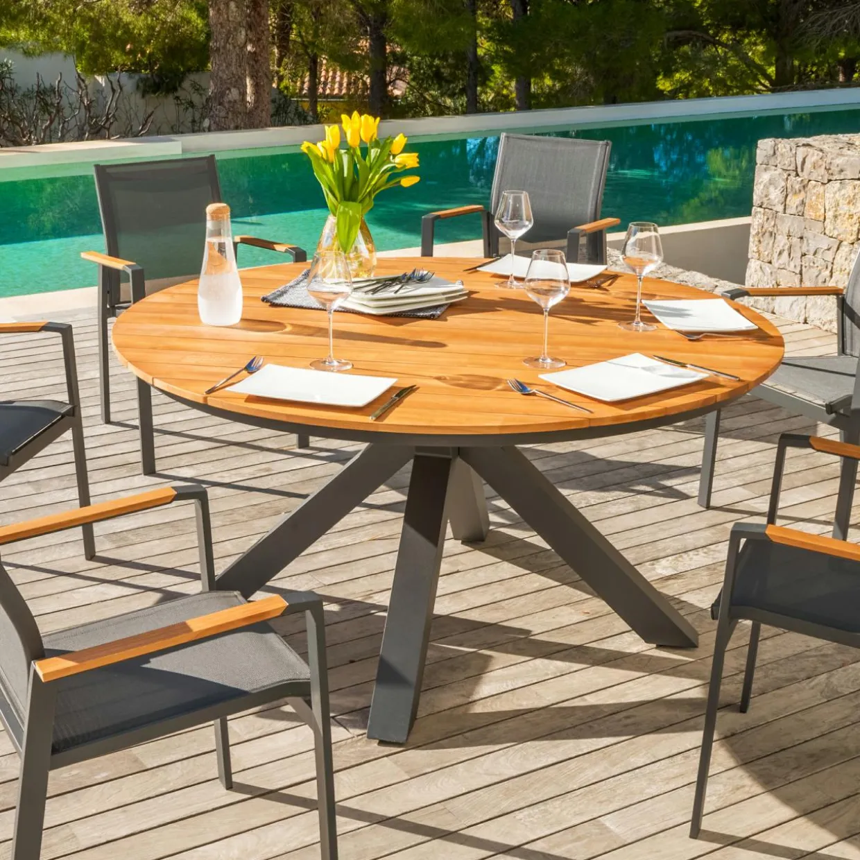 Table de jardin ronde en aluminium et bois teck 8 places (D140 cm) Bali Gris anthracite