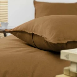 Taie d'oreiller carrée flanelle de coton (63 x 63 cm) Théa Camel