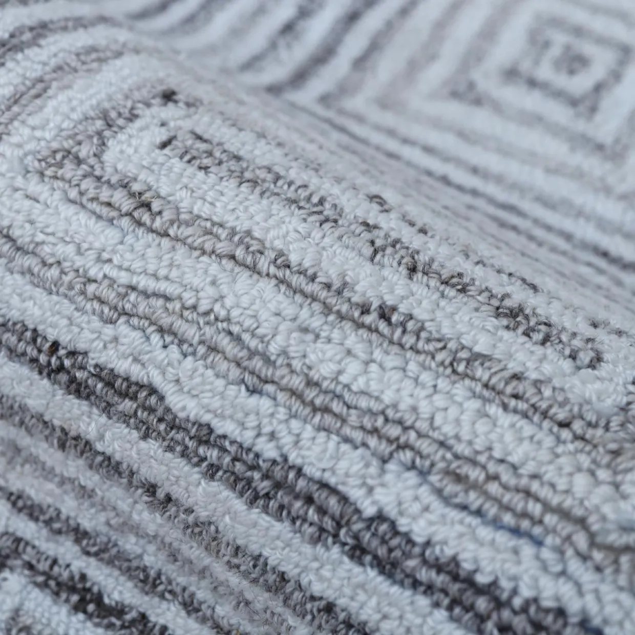 Tapis de salon rectangulaire matière recyclée tuftée (140 x 200 cm) Shelton Gris