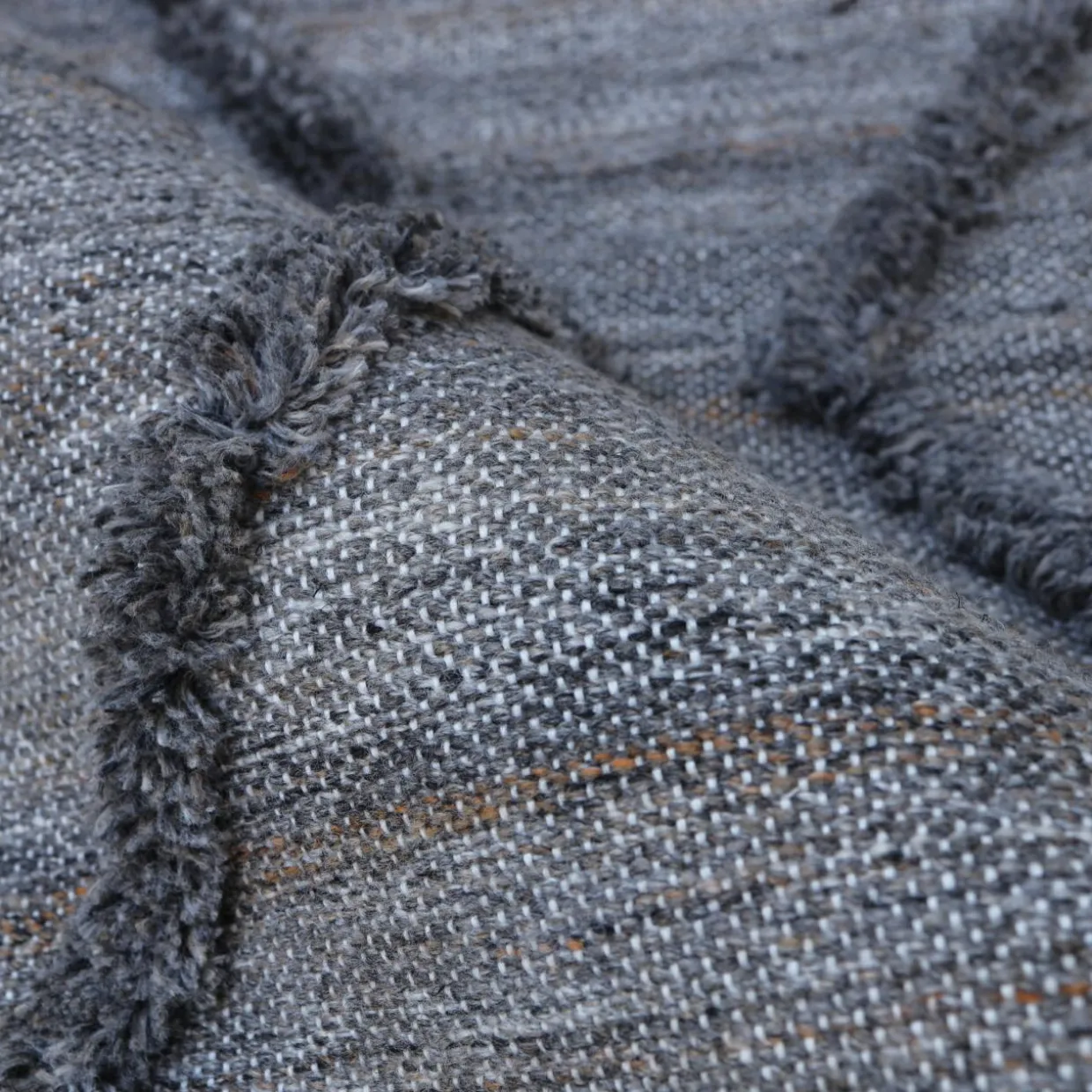 Tapis de salon rectangulaire matière recyclée tuftée (140 x 200 cm) Noori Gris