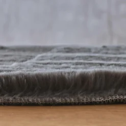 Tapis rectangulaire fausse fourrure (140 x 200 cm) Finn Gris anthracite